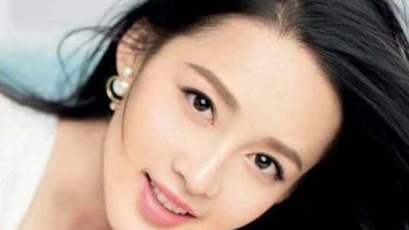 李沁现身 Prada 赤马迎春活动 橙色裙装点亮新春时尚